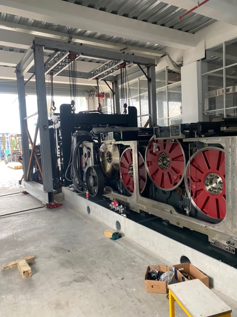 xe nâng nâng hạ máy siêu trường