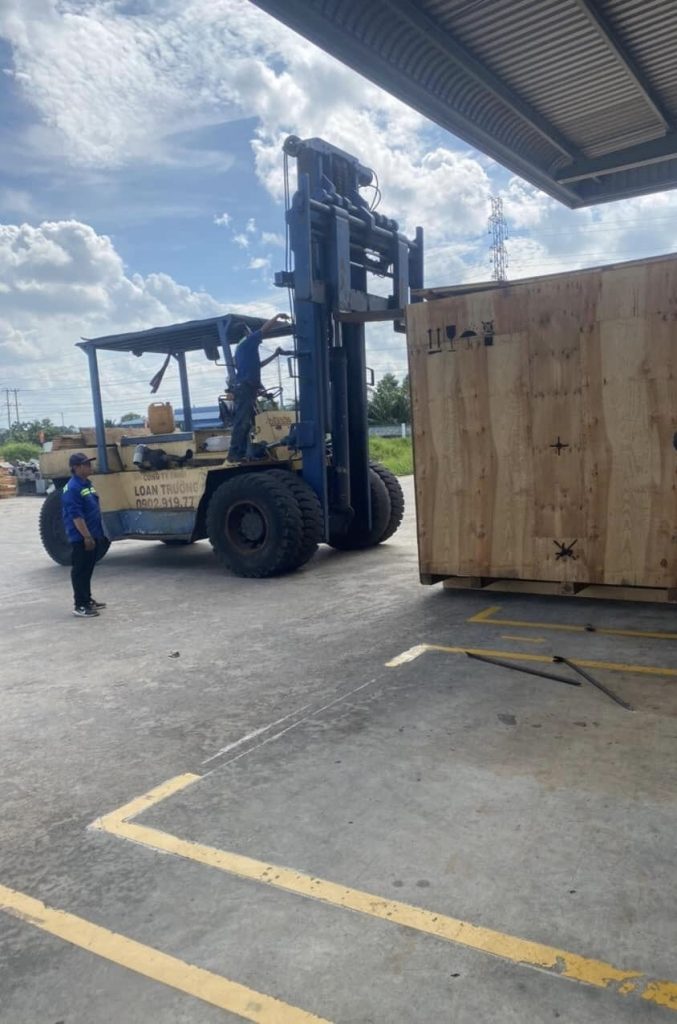 XE NÂNG 15 TẤN NÂNG HÀNG PALLET