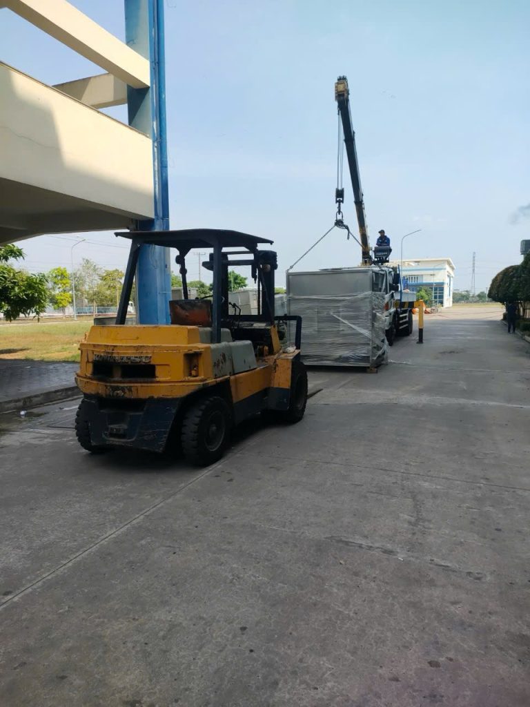 XE NÂNG 3 TẤN ĐANG DI DỜI MÁY TẠI KCN VSIP
