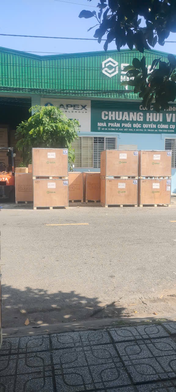 XE NÂNG 3 TẤN ĐÓNG HÀNG LÊN CONT