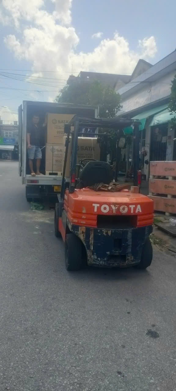 XE NÂNG 3 TẤN ĐÓNG HÀNG LÊN CONT