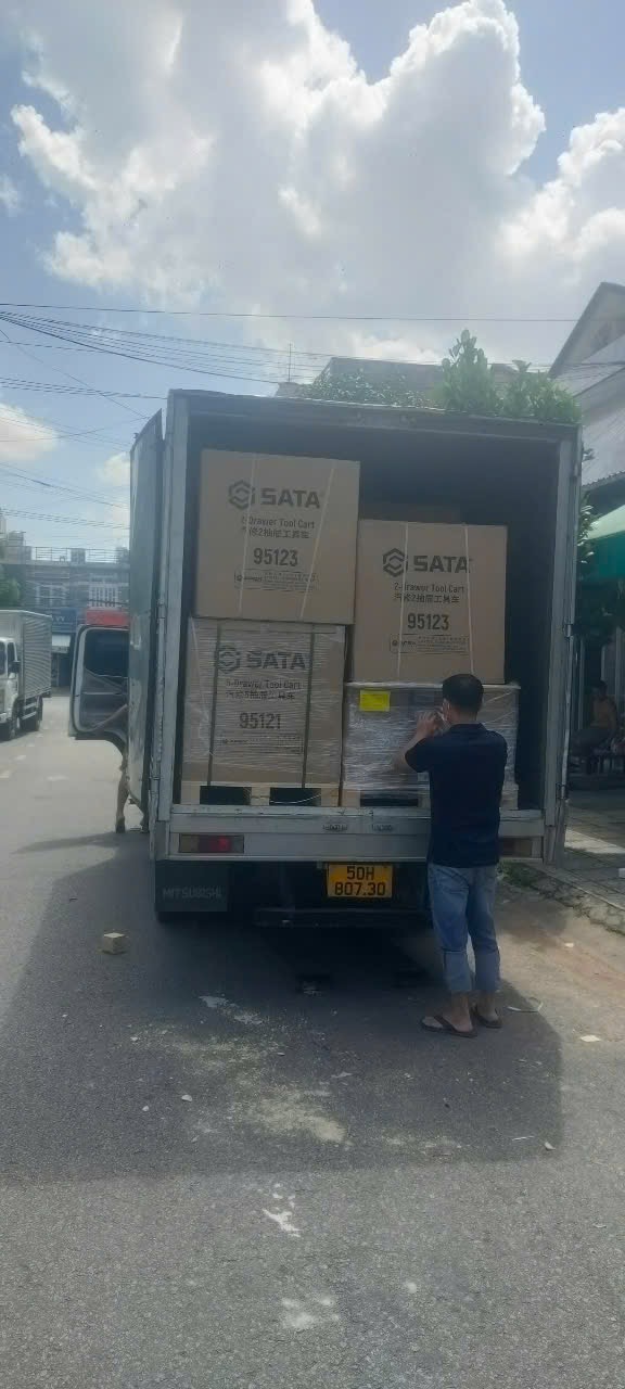 XE NÂNG 3 TẤN ĐÓNG HÀNG LÊN CONT