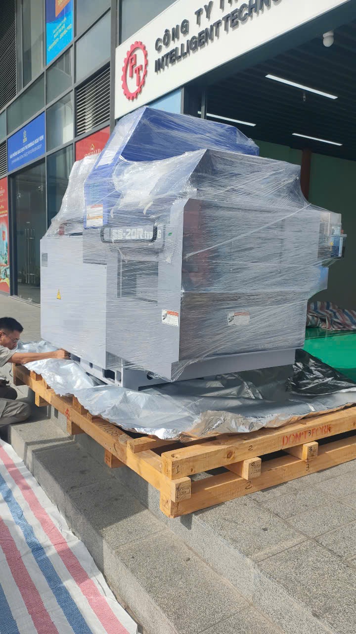 XE NÂNG 3 TẤN LẮP ĐẶT MÁY VÀO XƯỞNG